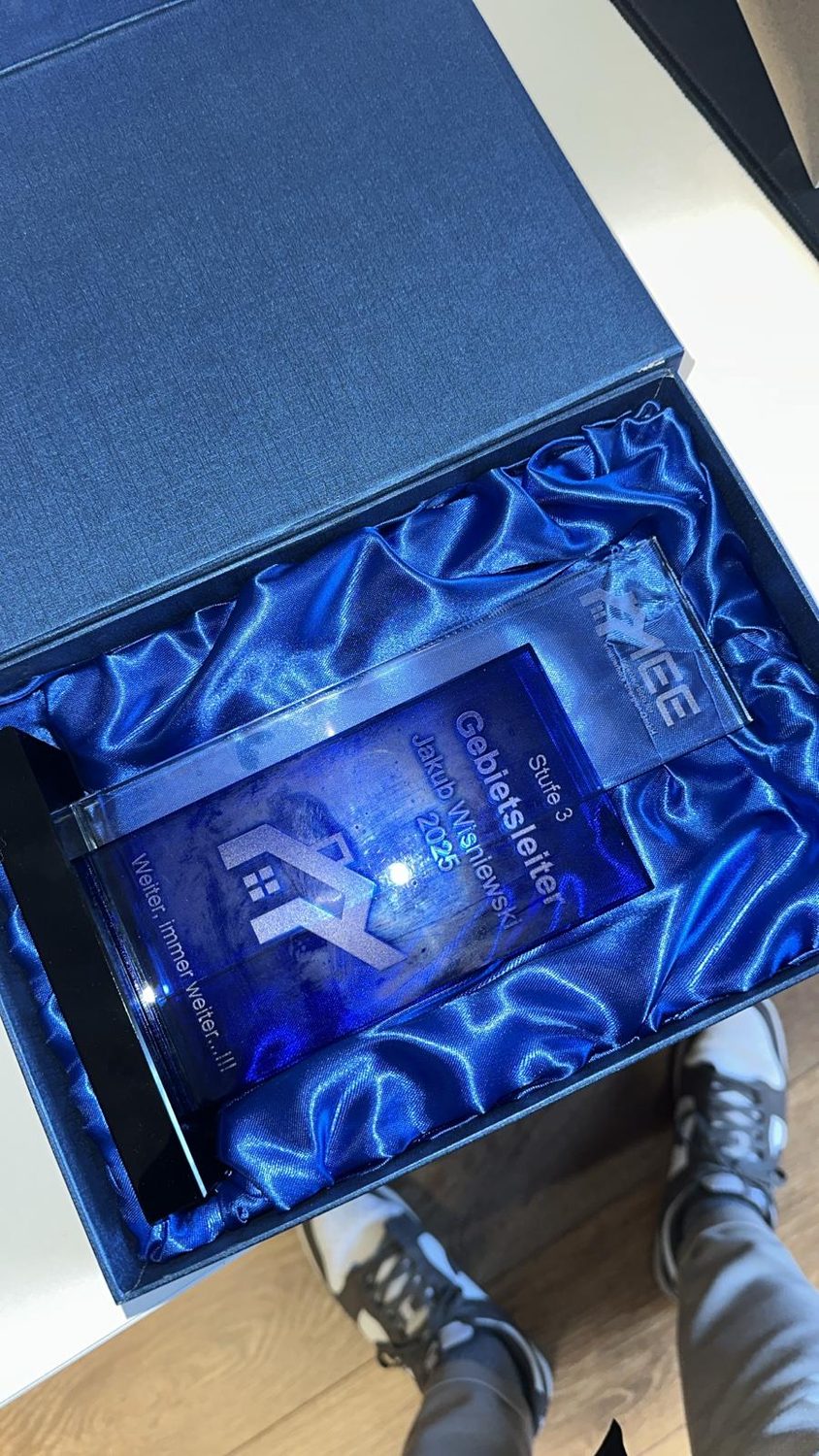 Gravierter Glaspokal in Geschenkbox für IEE
