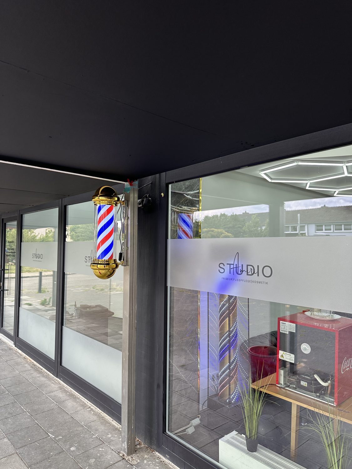 Sichtschutzband mit Logo am Schaufenster von Studio Amiri