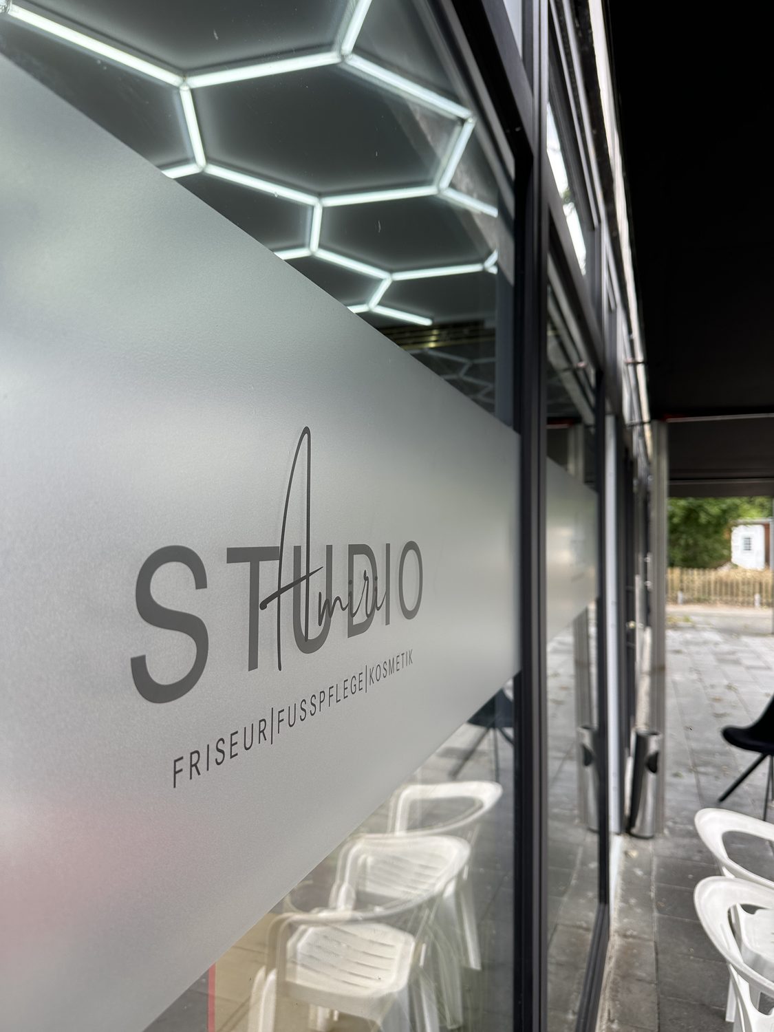 Nahaufnahme der Milchglasfolie mit Studio-Amiri-Logo