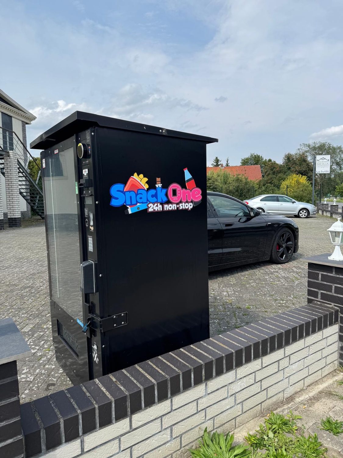 Vollflächig beklebter Snackautomat SnackOne