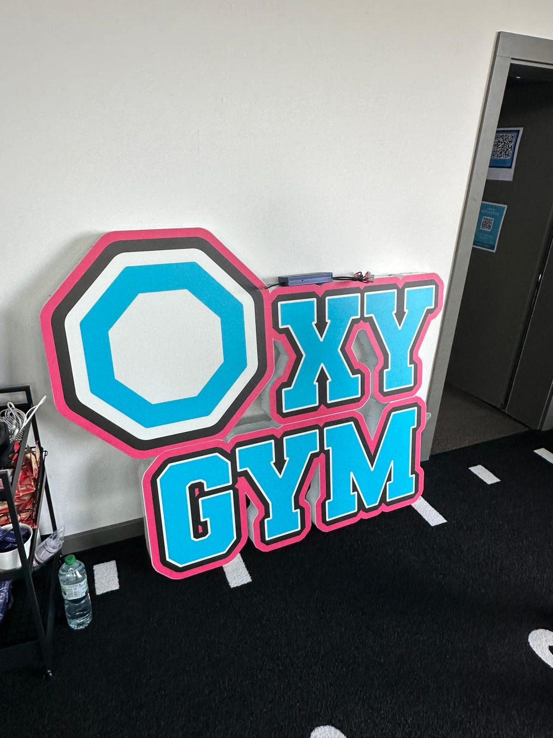 Leuchtlogo OxyGym vor der Montage