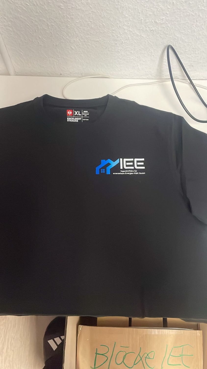 Schwarzes Arbeitsshirt mit IEE-Logo auf der Brust