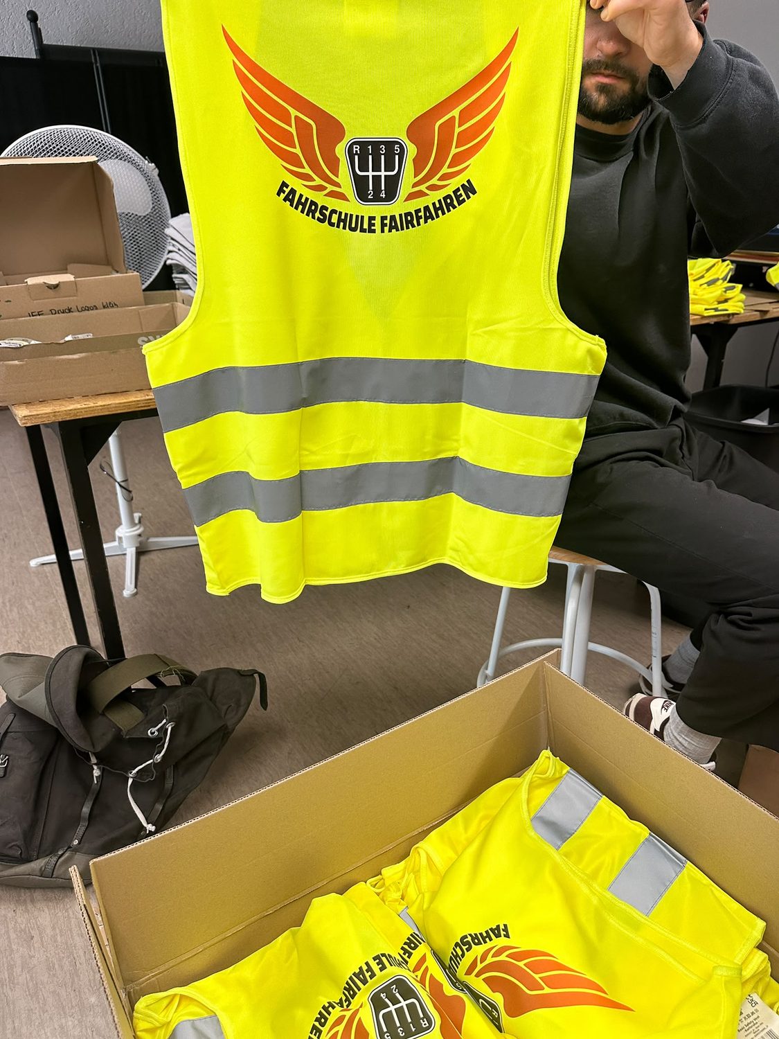 Warnweste der Fahrschule Fairfahren mit Logo auf dem Rücken