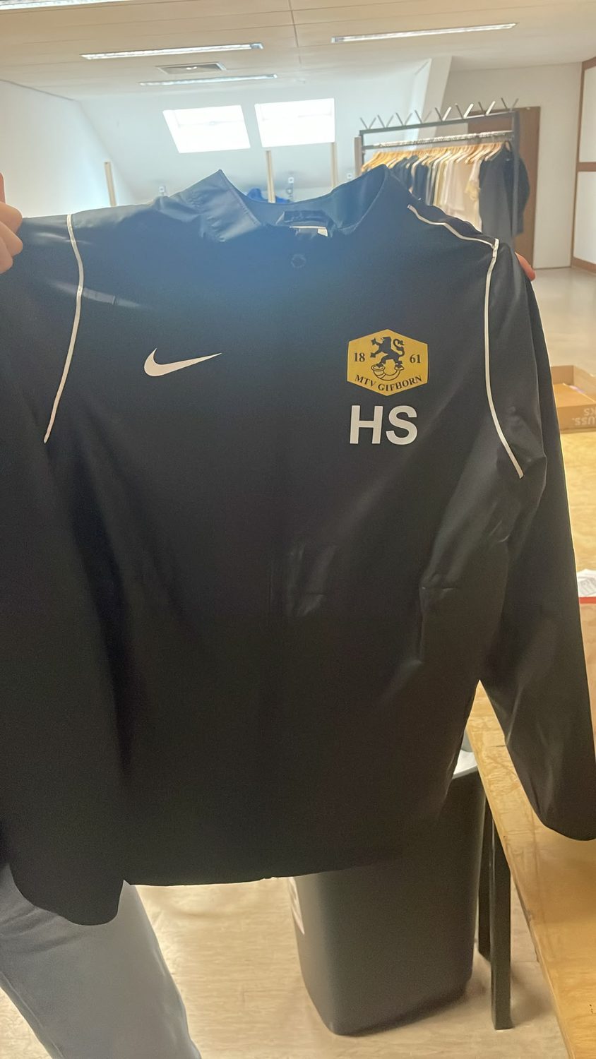 Schwarze Trainingsjacke mit MTV-Gifhorn-Wappen und Initialen