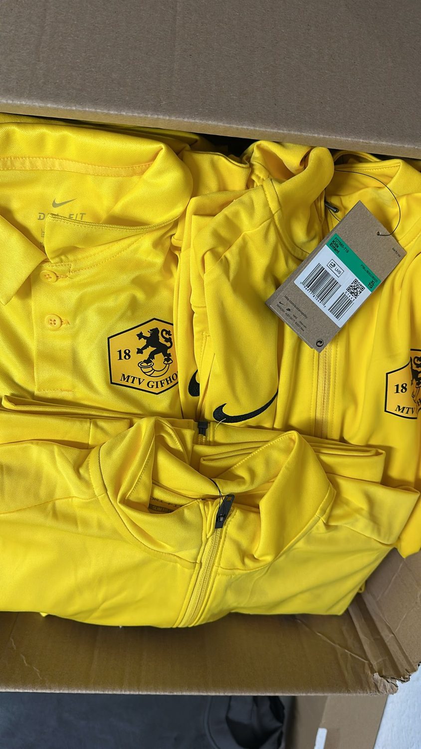 Gelbe Poloshirts und Jacken mit MTV-Gifhorn-Wappen