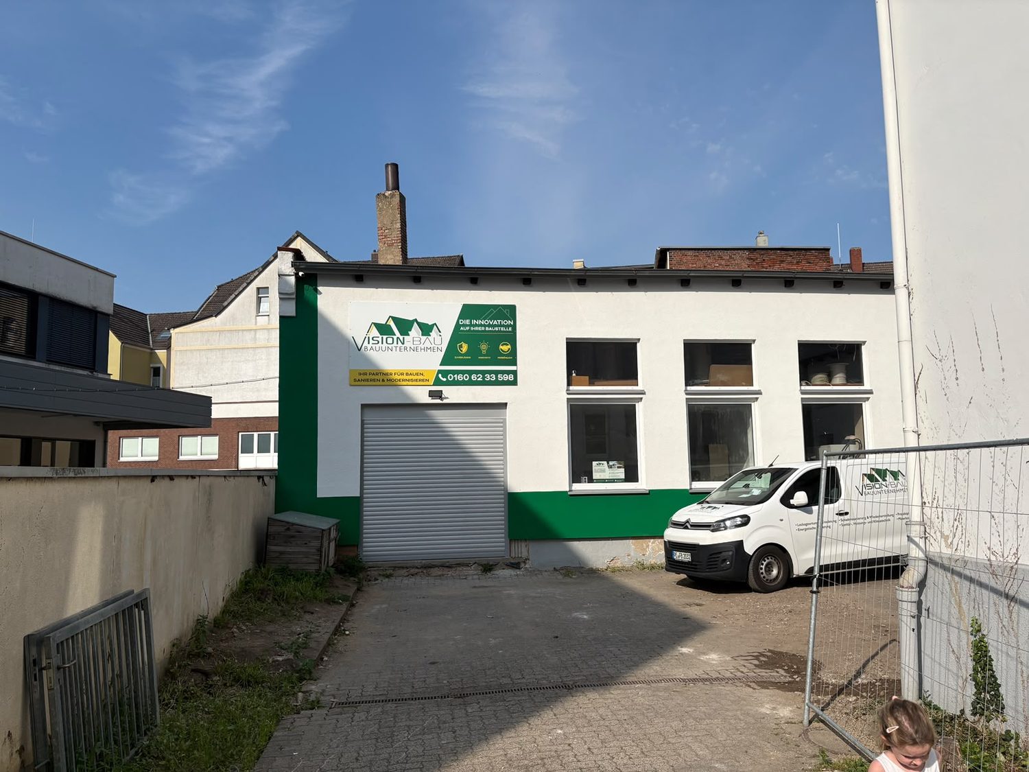 Fassadenschild für Vision-Bau Bauunternehmen