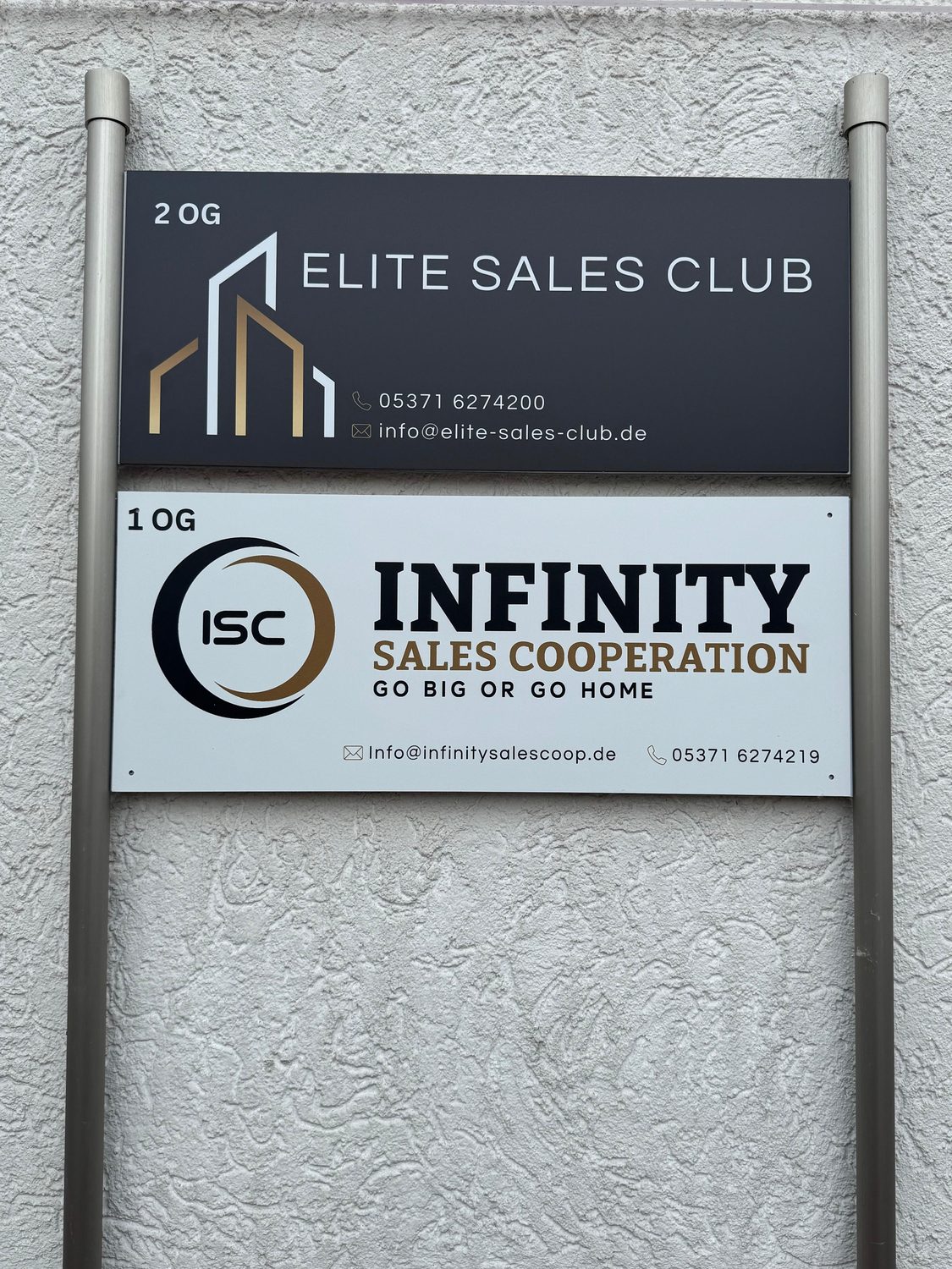 Pfostenschilder für Elite Sales Club und Infinity Sales Cooperation