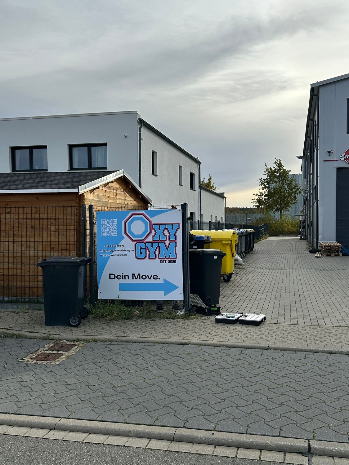Hinweisschild OxyGym am Zaun mit QR-Code