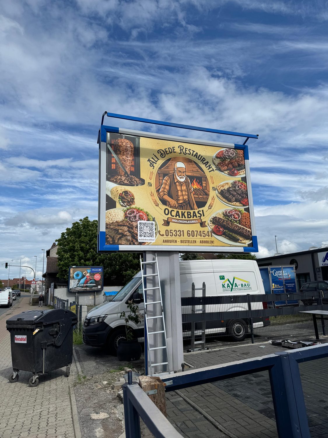 Großflächenschild Ali Dede Restaurant an der Straße