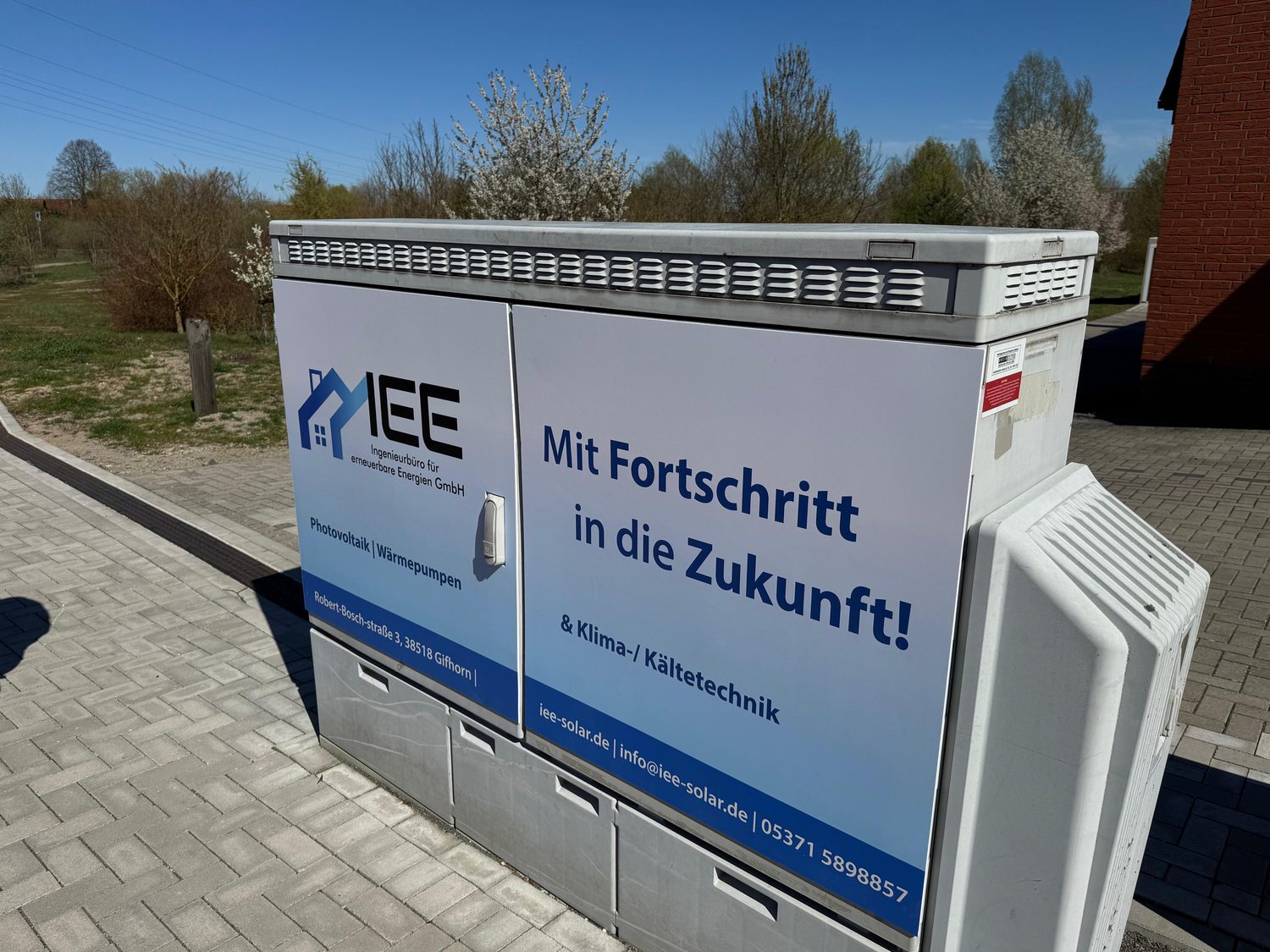 Beklebter Verteilerkasten für IEE mit Werbebotschaft