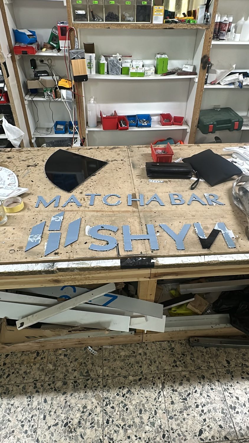 Gefräste Einzelbuchstaben für Matchabar und SHYN in der Werkstatt